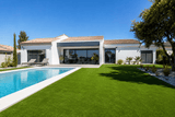 Gazon synthétique Saint-Tropez 52 mm posé au bord d'une piscine