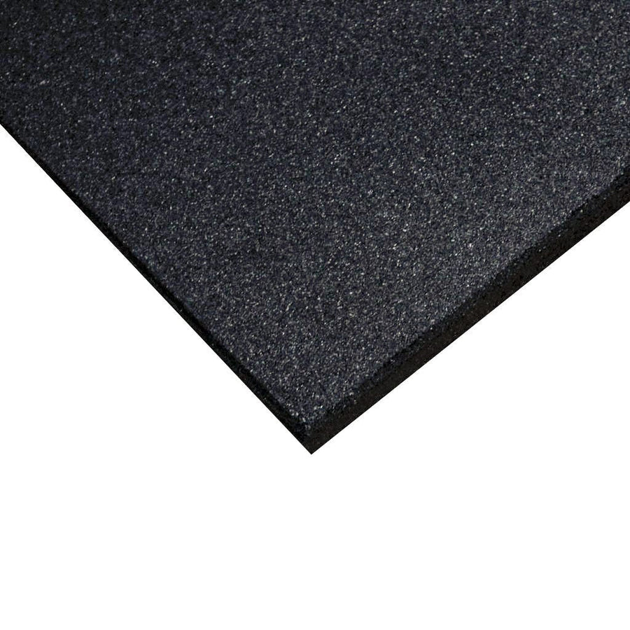 Angle d'une dalle caoutchouc noire montrant les 15 mm d'épaisseur