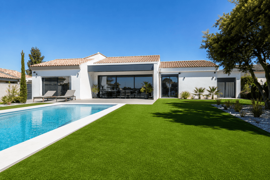 Gazon synthétique Saint-Tropez 52 mm posé au bord d'une piscine