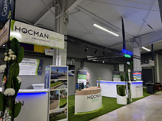 Panneaux de réalisations et rouleaux de gazon synthétique sur le stand