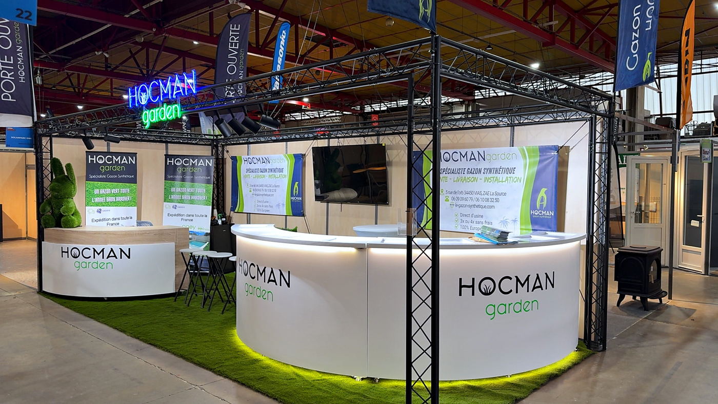 Vue en hauteur du stand Hocman Garden : structure, bandeau circulaire et plafond habillé de gazon synthétique